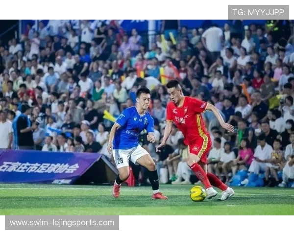 两个小孩踢足球意外召唤球星降临赛场展开传奇对决