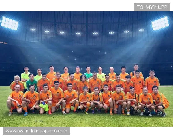 银河足球队明星球员合影展现球场英姿风采及荣耀时刻 银河足球队明星球员合影展现球场英姿风采及荣耀时刻